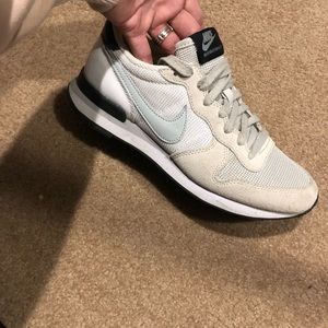 Nike shoes sz 6.5 old school!